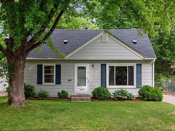 3rd image of 4727 Heights Dr NE