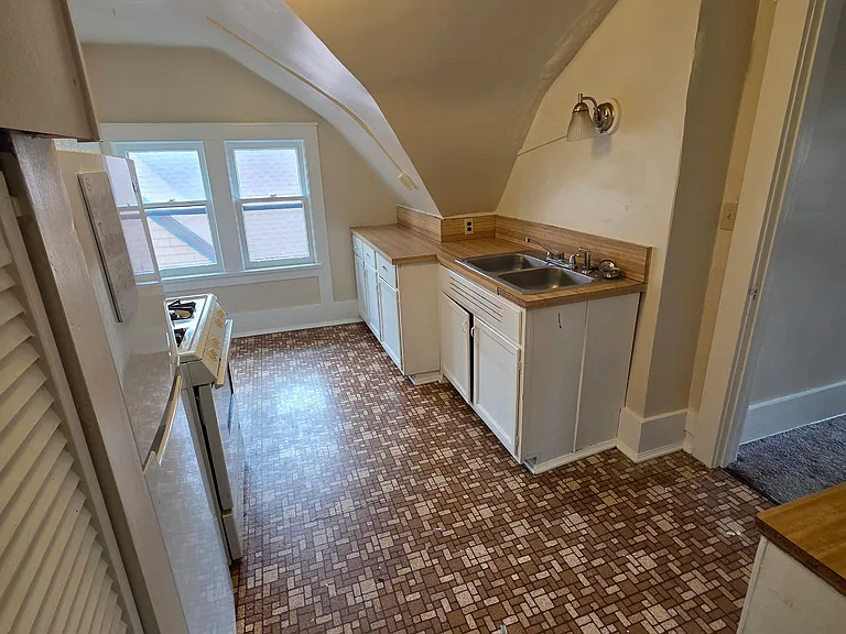 523 W 9th St #4 — Photo 5