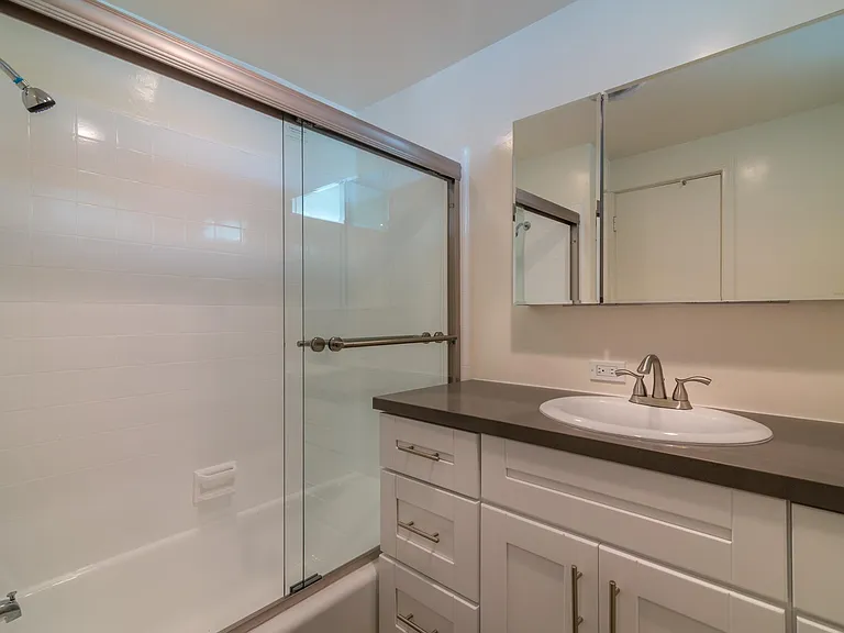 4533 Los Feliz — Photo 18