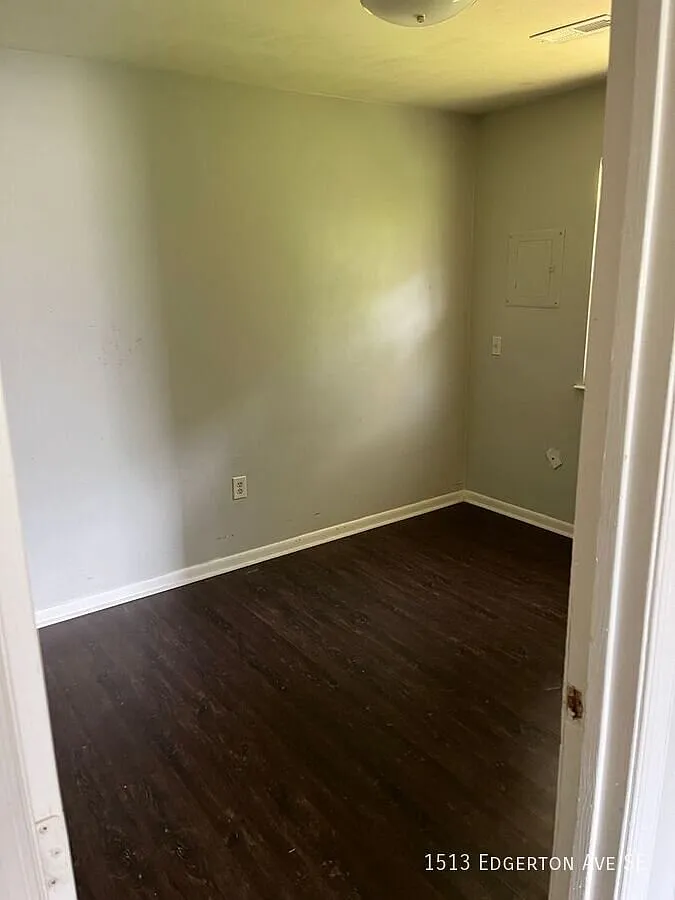 2 bed 1 bath Great Location close to the greenway — Photo 2