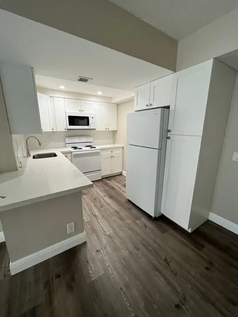 Two Bedroom Two Bathroom!! Waterfront Community — Photo 1