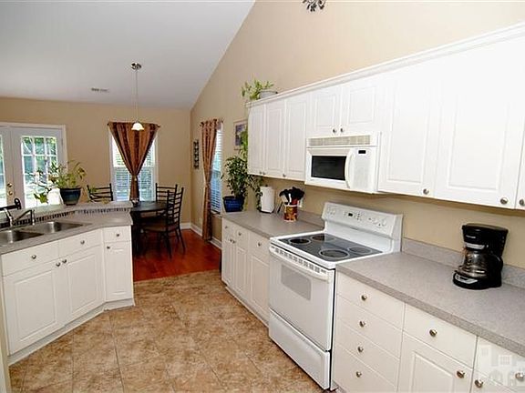 5th image of 409 Foxwood Ln
