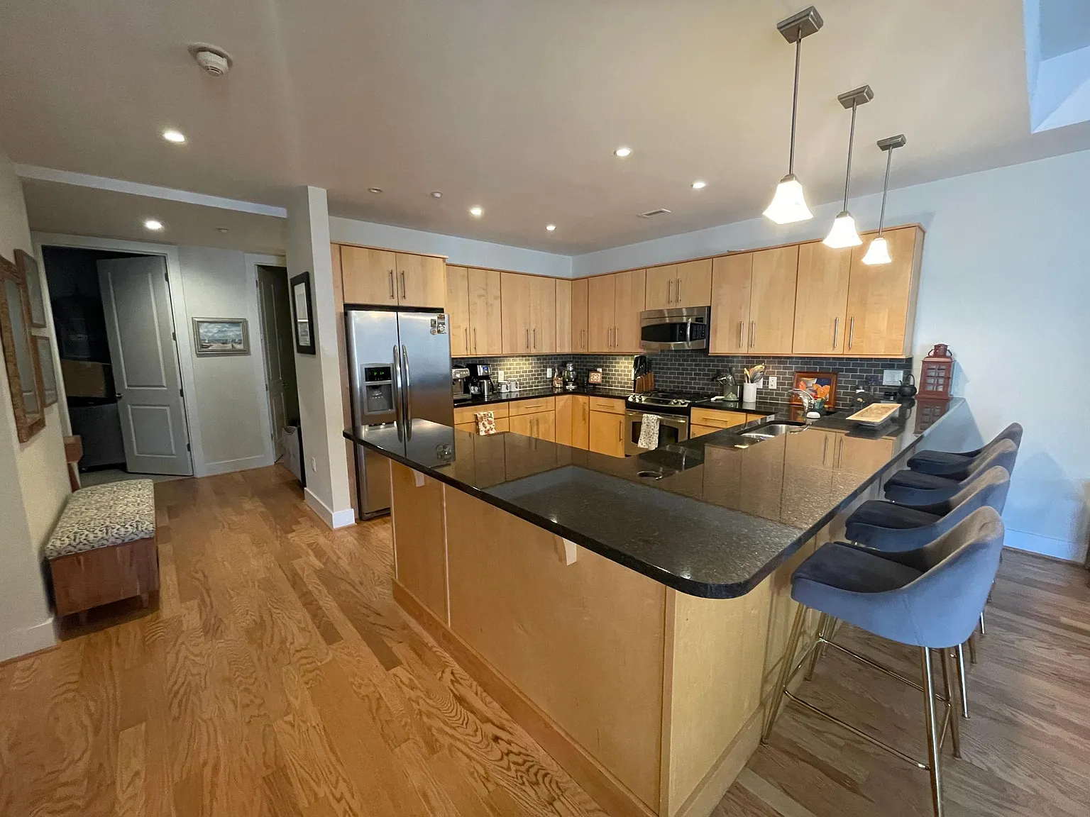 1 bed, 1.5 bath, 1251 sqft, $2,500 — Photo 2