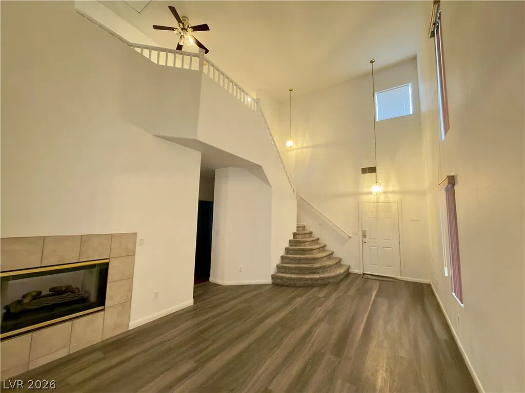 5 bed, 3.0 bath, 2374 sqft, $2,590 — Photo 3