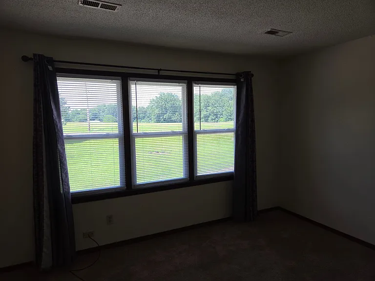 306 Southampton Dr — Photo 2