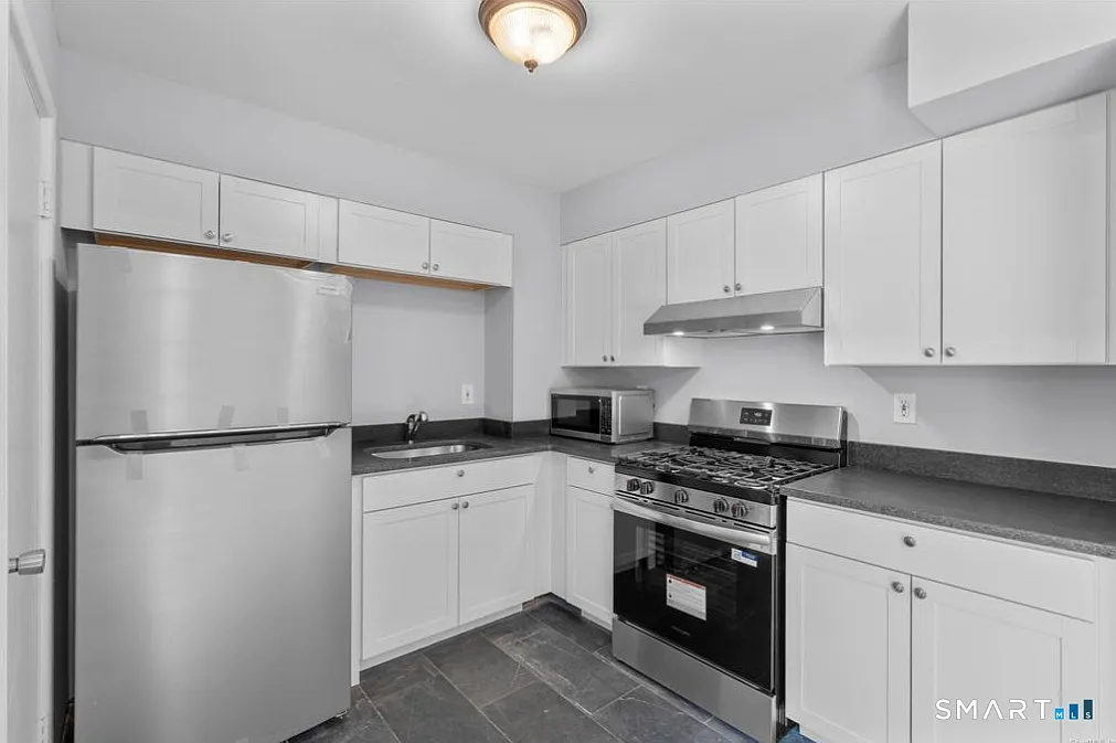2 bed, 1.5 bath, 1008 sqft, $2,300 — Photo 2