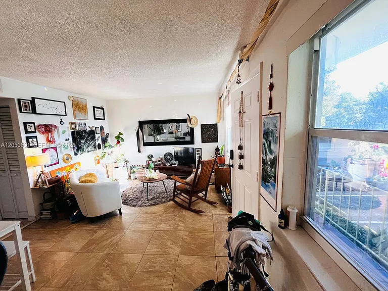 520 NE 38th St #15 — Photo 15