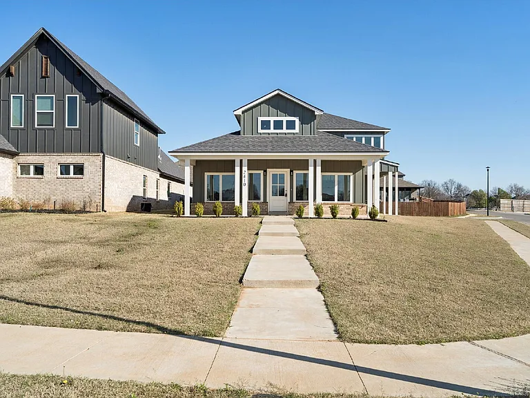 2410 W Charleston St — Photo 5