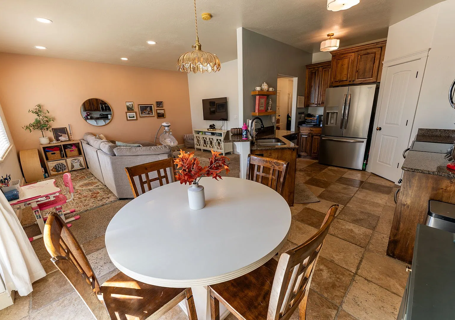 Beautiful 3 Bed 2.5 Baths Townhouse — Photo 4
