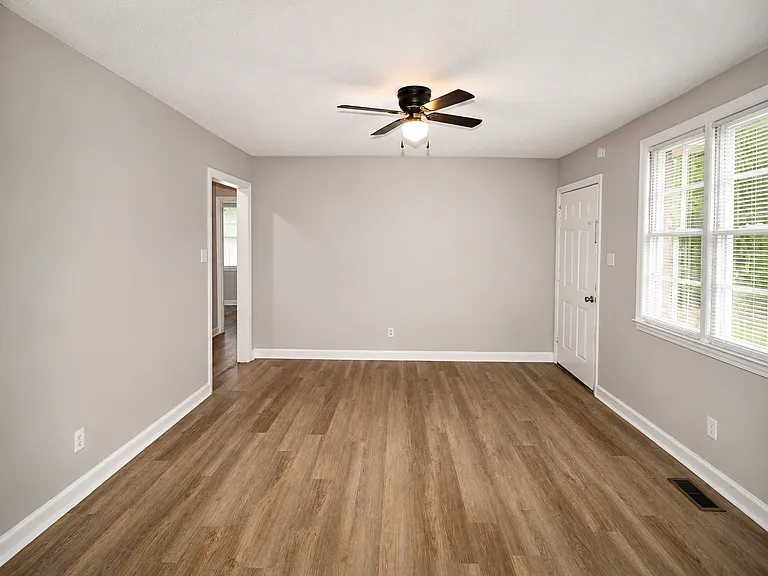 1502 Woodmere Dr — Photo 5