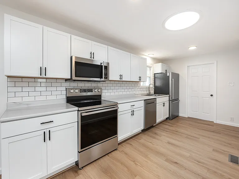 2702 E Main St — Photo 9
