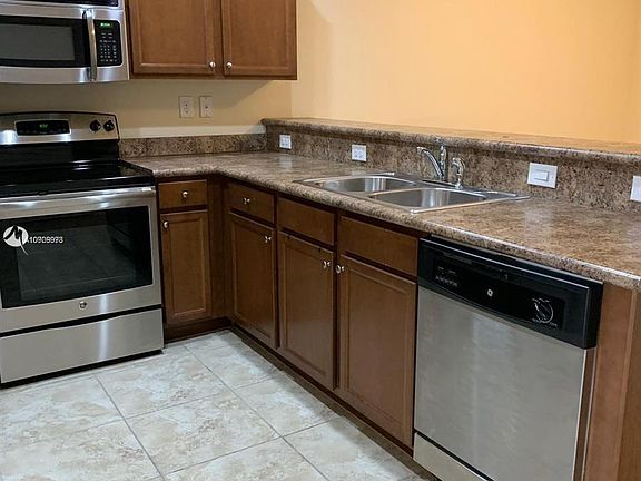 3rd image of 742 SE 32nd Ave