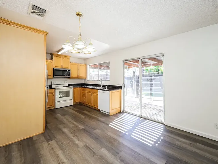 2394 Saint George Dr — Photo 2