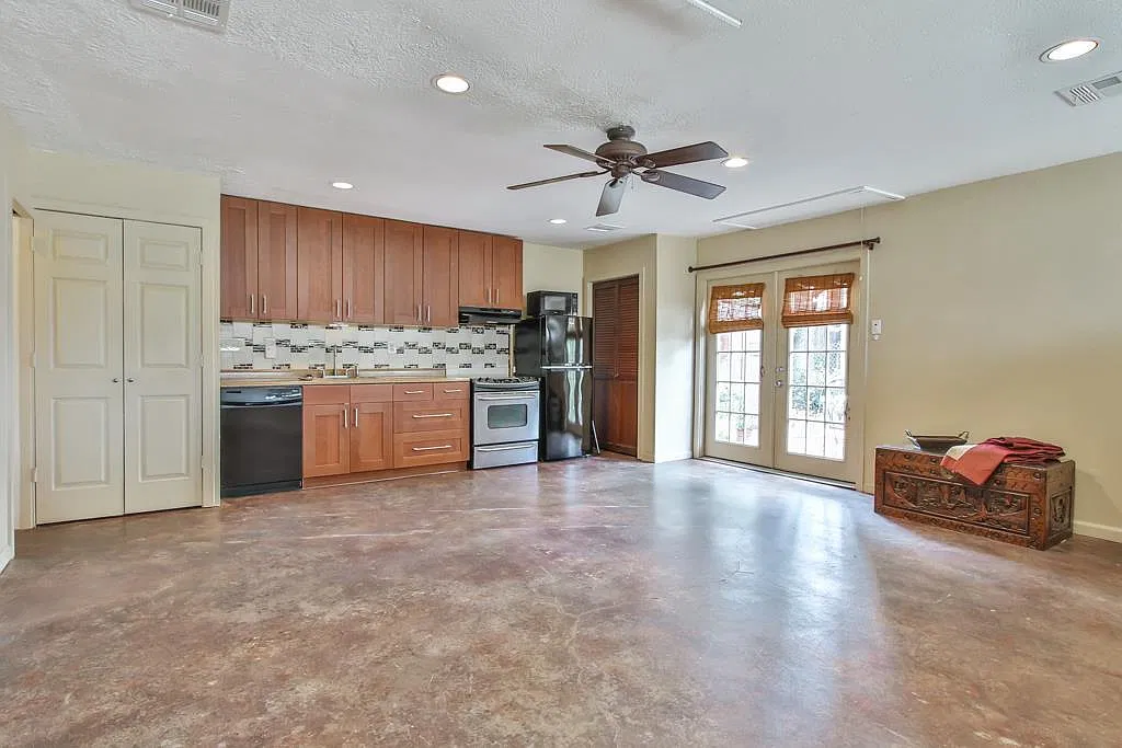 1 bed, 1.0 bath, 2437 sqft, $1,500 — Photo 1