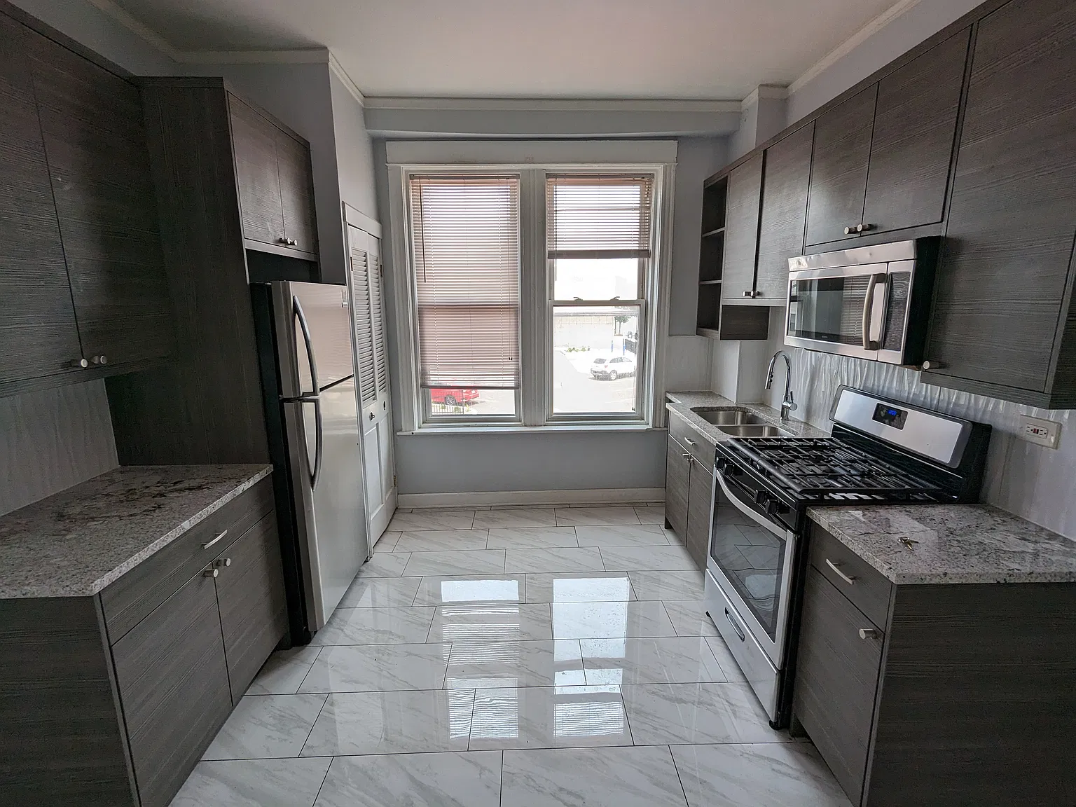 2 bed, 900 sqft, $2,600 — Photo 2