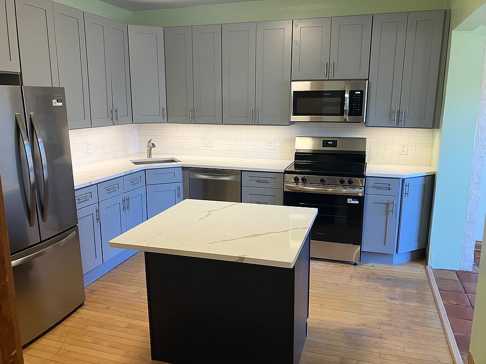 Brand new cabinets, quartz countertops