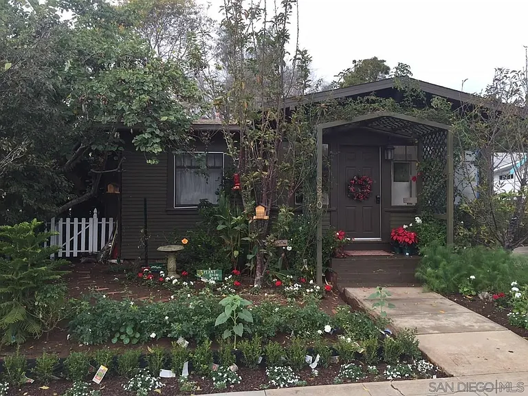 3970 Harney St — Photo 2