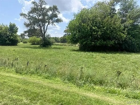 185 Montgomery St, Nokomis, IL 62075