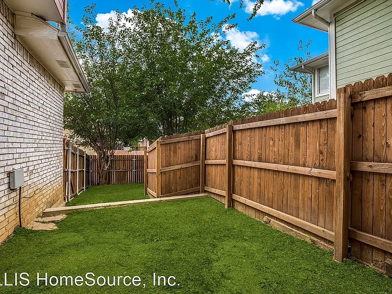 1512 Park Lane Dr — Photo 2