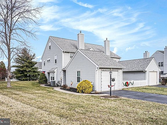 3rd image of 151 Dawn Dr