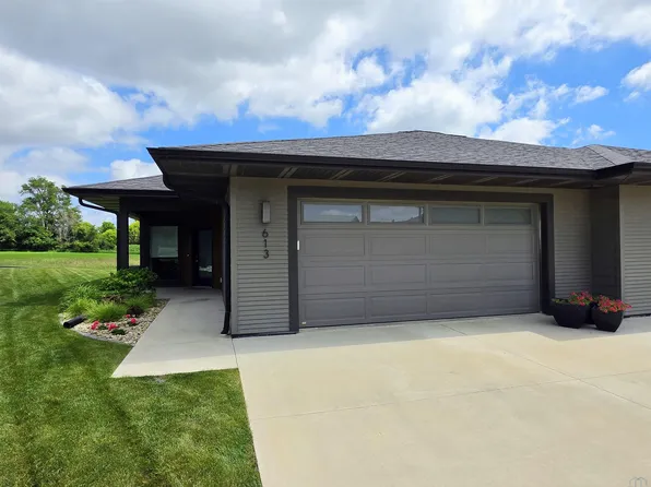 613 14th St SE, Orange City, IA 51041