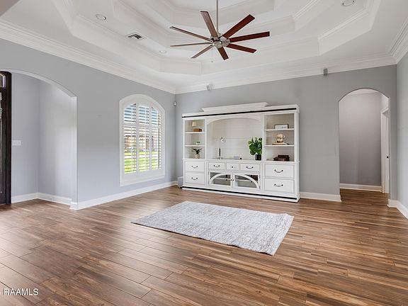 2nd image of 211 Oak Shadows Dr