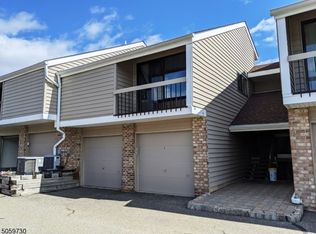 77 Overlook Dr, Clinton, NJ 08809