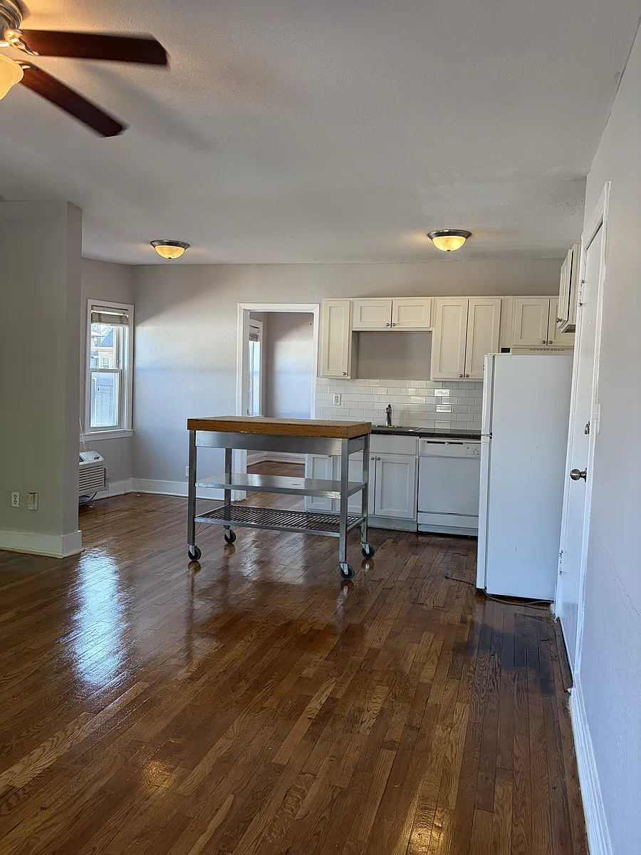 Building Photo - 3713 Summit St #201
