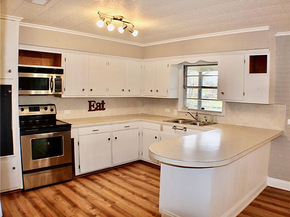 3rd image of 818 Woodyard Dr