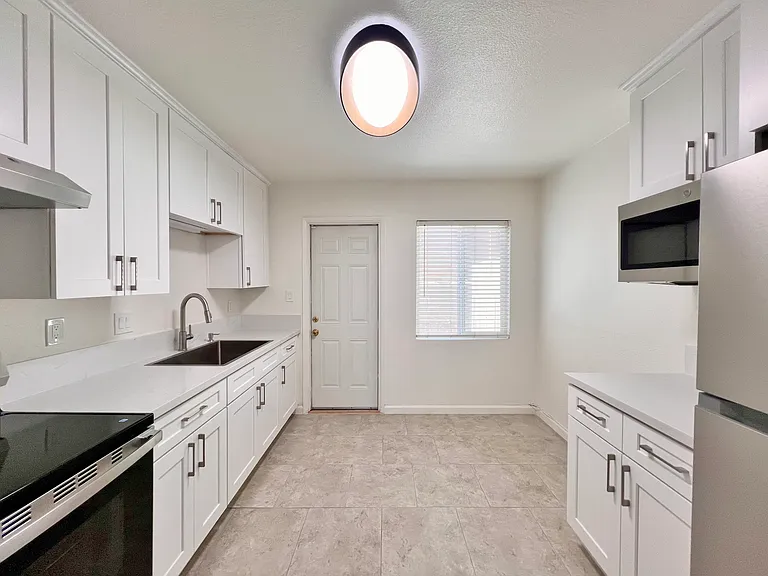Eat-in Kitchen