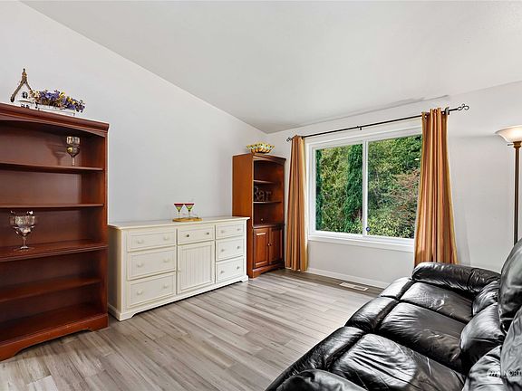 5th image of 20166 1st Avenue NE