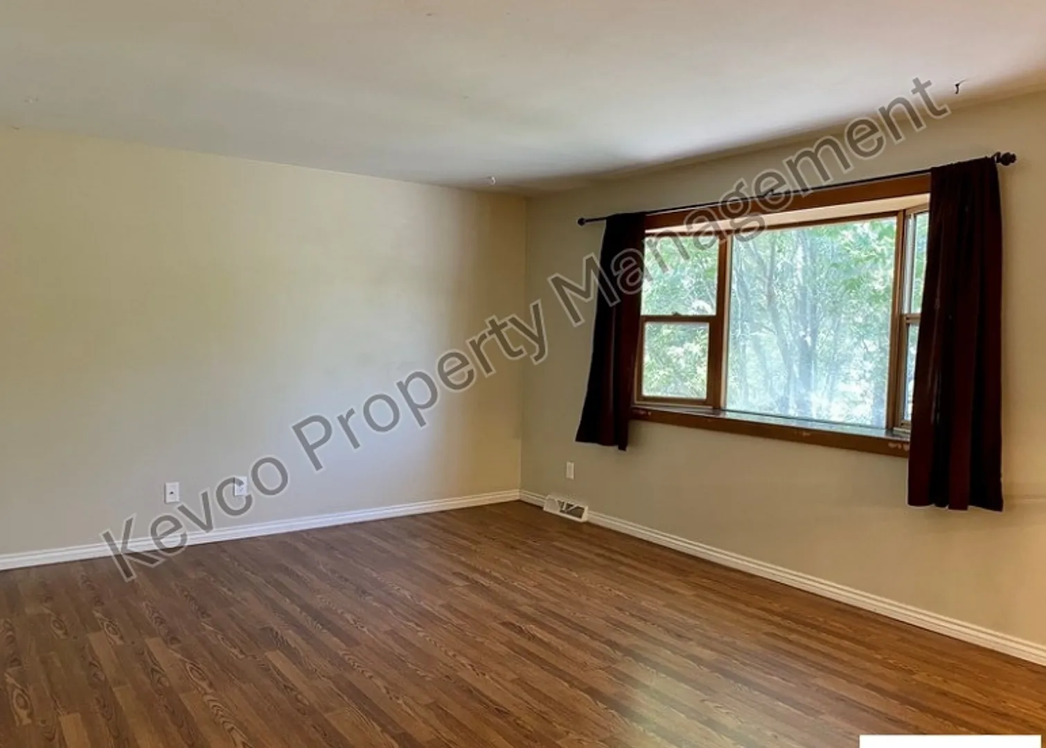 House with central AC! — Photo 2
