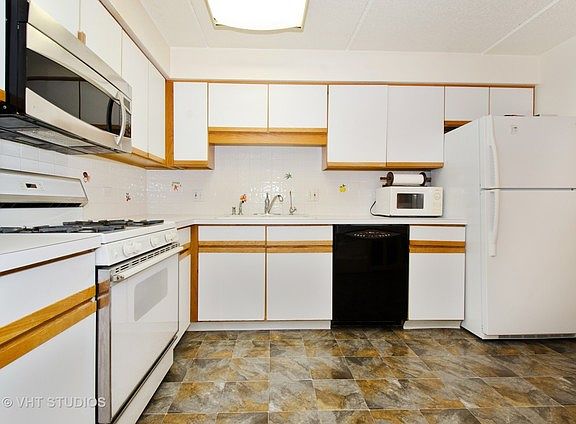 4th image of 6701 N Milwaukee Ave APT 504