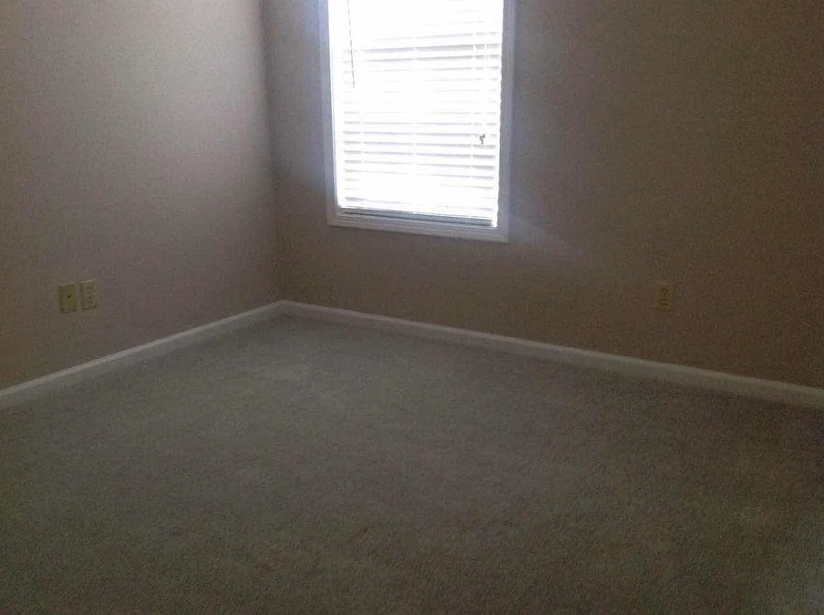 3 bed, 2.5 bath, 1843 sqft, $2,100 — Photo 2