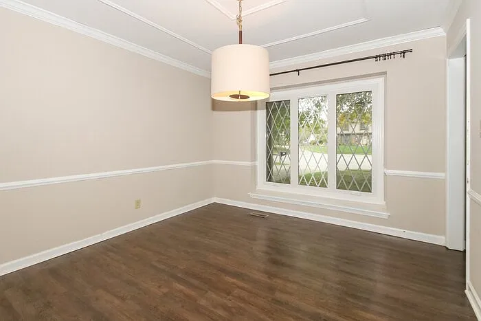 1537 Spruce Ct — Photo 4