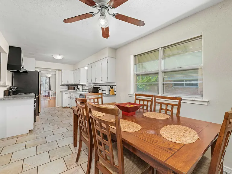 2719 Sharpview Ln — Photo 3