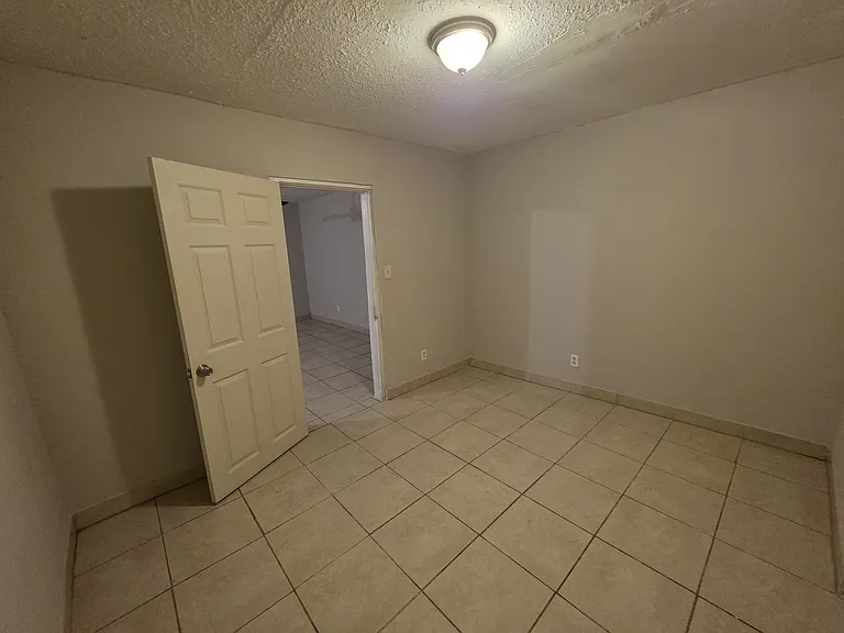 1211 NE 11th St #4 — Photo 9