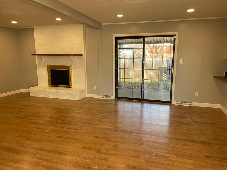 926 Terry St — Photo 3
