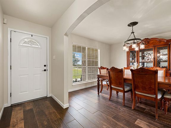 3rd image of 111 Lookout Cir