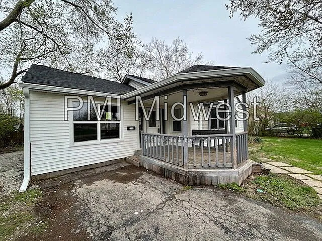 3 bed, 1.5 bath, 752 sqft, $1,379 — Photo 3