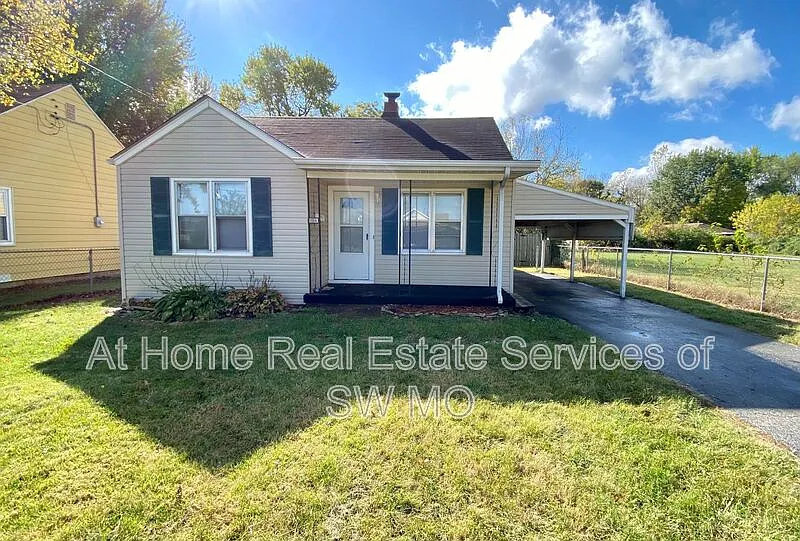 3 bed, 1.0 bath, 924 sqft, $1,025 — Photo 1