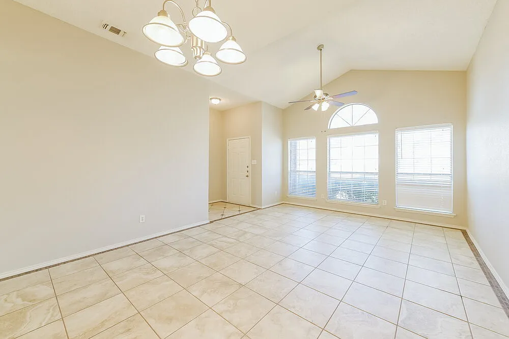 3 bed, 2.0 bath, 1768 sqft, $3,290 — Photo 3