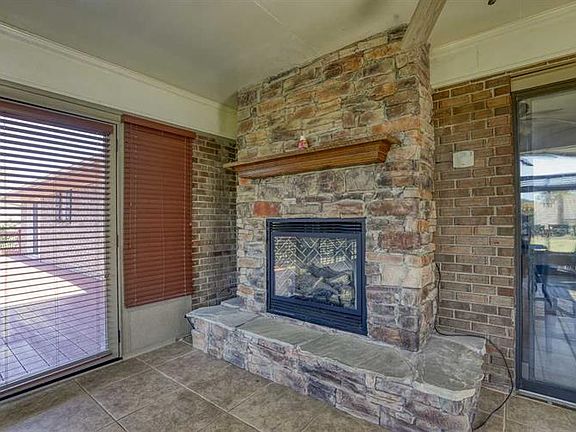 4th image of 1105 Clarence Ln