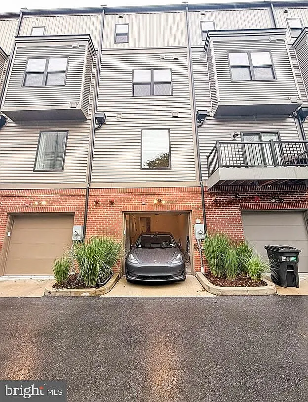 3 bed, 2.5 bath, 1470 sqft, $3,998 — Photo 3