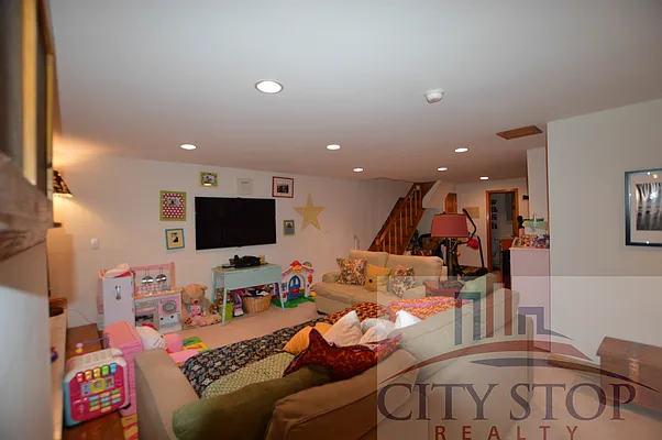 Rented by City Stop Realty | media 29