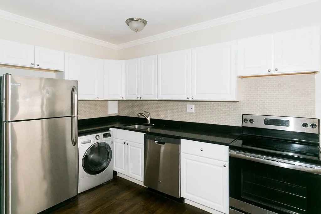 Building Photo - 3345 N Marshfield Ave #903