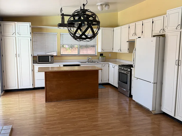 8261 Calle Calzada — Photo 4