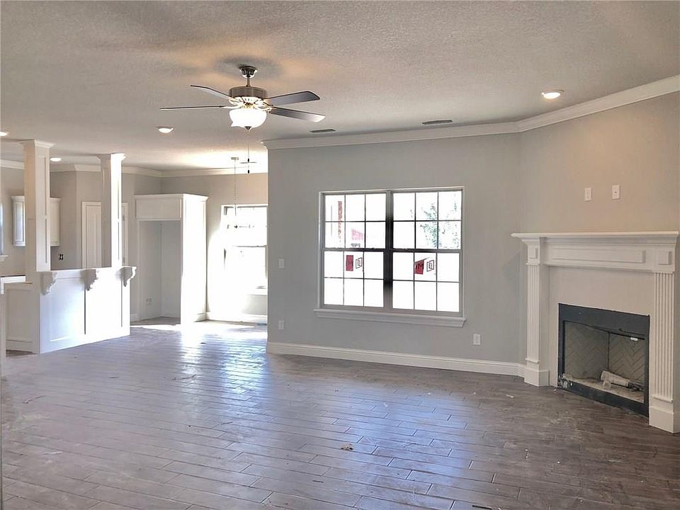 2nd image of 2357 Aspen St