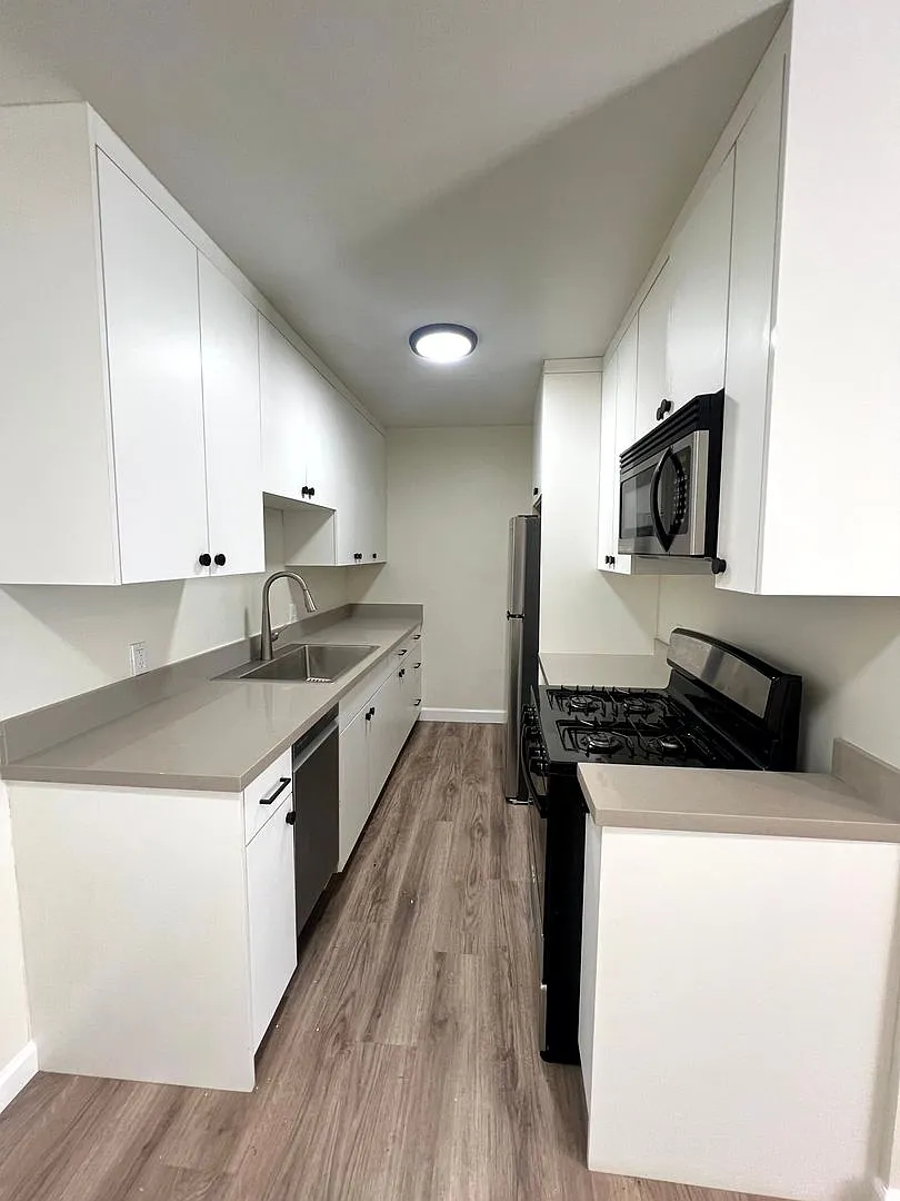 2408 Ocean Park Blvd — Photo 3