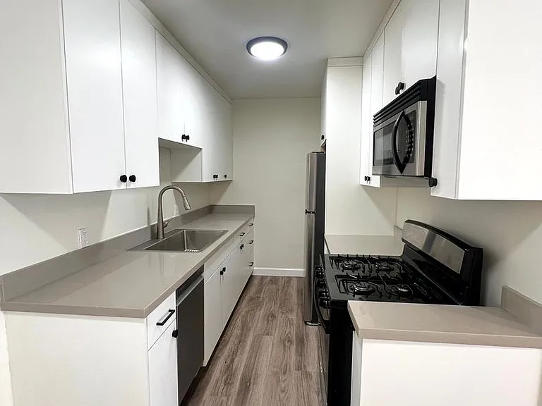2408 Ocean Park Blvd — Photo 10
